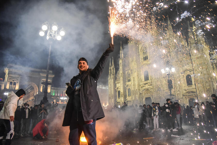 Folla e festeggiamenti in piazza Duomo la sera di capodanno