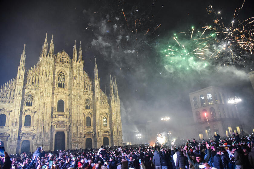Folla e festeggiamenti in piazza Duomo la sera di capodanno