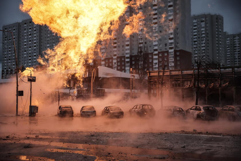 Una immagine delle devastazioni dovute al lancio di missili su Kiev e Kharkiv © ANSA/EPA