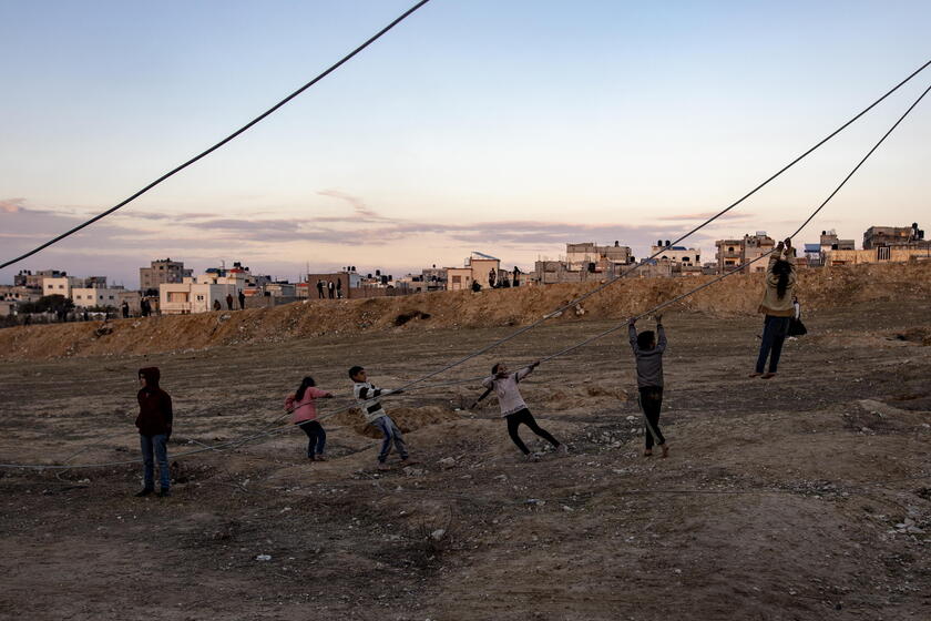 Displaced Palestinians flee to Gaza-Egypt border © ANSA/EPA