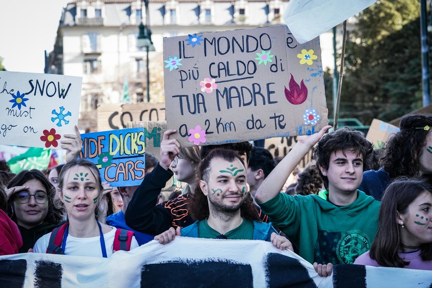 A Torino tornano in piazza i Fridays for Future, un migliaio