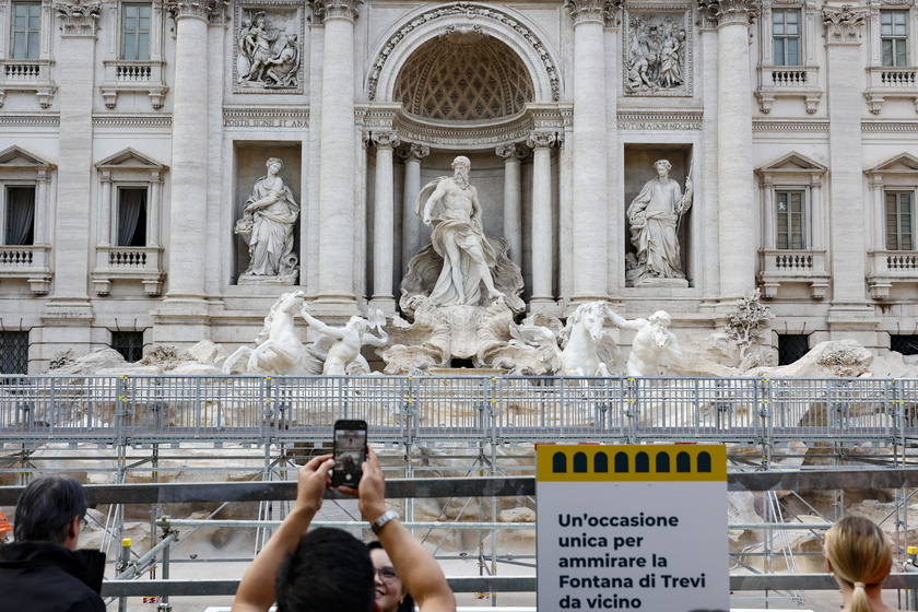 Passerella per la nuova modalità di visita della Fontana di Trevi