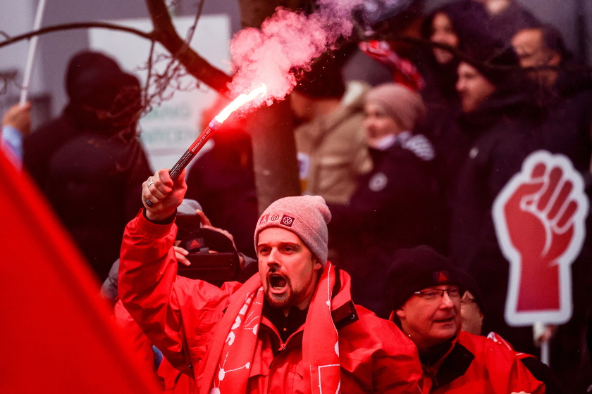 Protest in Wolfsburg supporting a third round of negotiations between IG Metall and Volkswagen