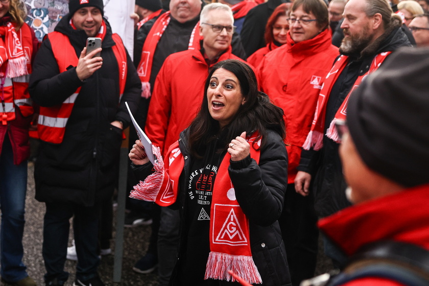 Protest in Wolfsburg supporting a third round of negotiations between IG Metall and Volkswagen