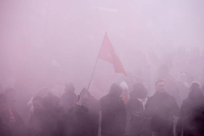 Protest in Wolfsburg supporting a third round of negotiations between IG Metall and Volkswagen