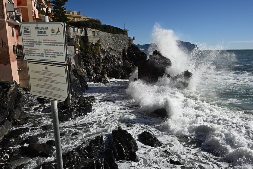 Alberi e rami spezzati dal vento in Liguria