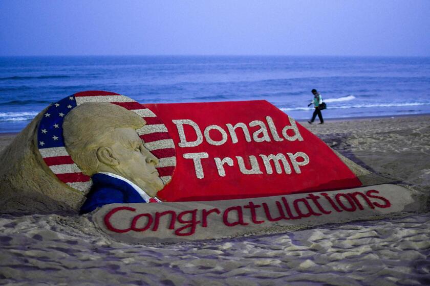 Una escultura de arena en la playa para felicitar al ganador