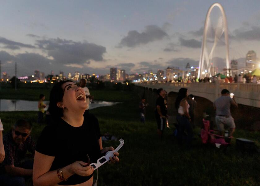 Mulher se diverte com eclipse total do Sol nos EUA, em foto de Shelby Tauber