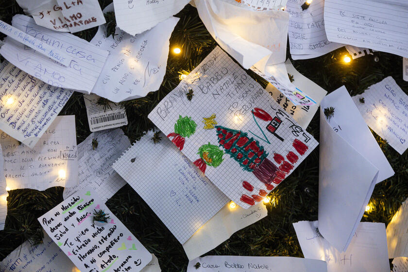 Biglietti affissi all'albero di Natale della stazione Termini a Roma