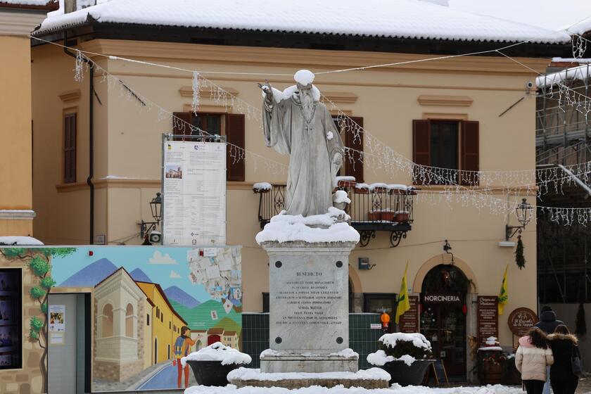 Intensa nevicata sull'Appennino, freddo intenso a Norcia