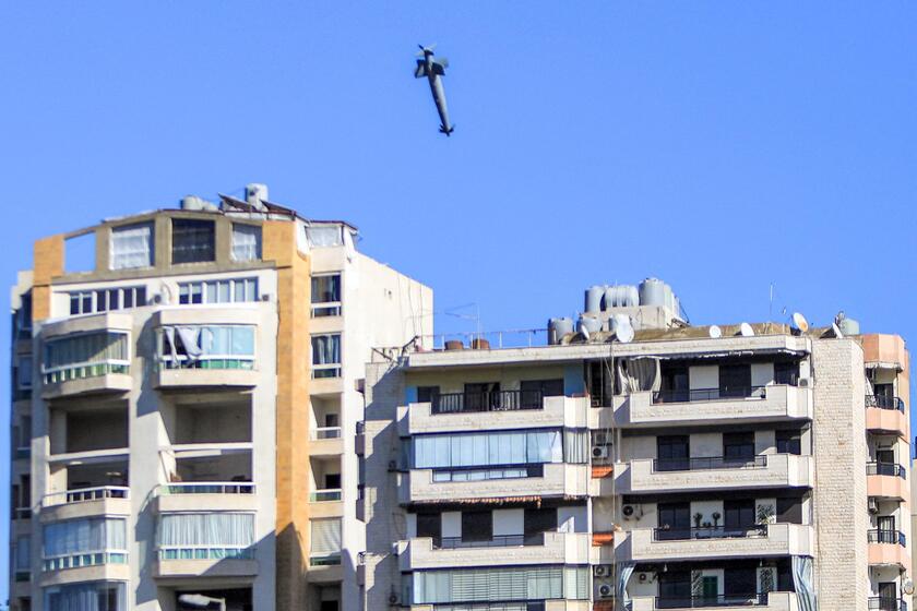 Míssil israelense prestes e a atingir edifício em Beirute, capital do Líbano