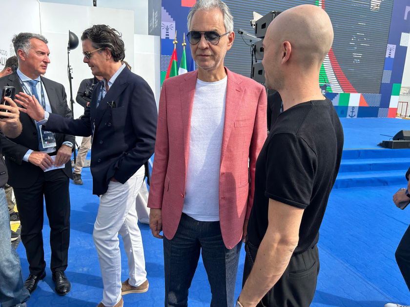 Andrea Bocelli emoziona il Villaggio Italia di Abu Dhabi