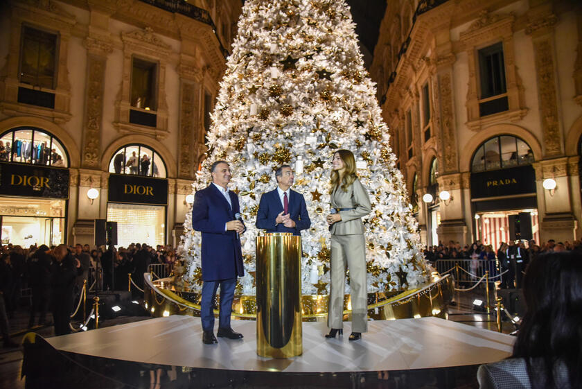 Árvore de Natal da Dior é acesa em galeria de Milão