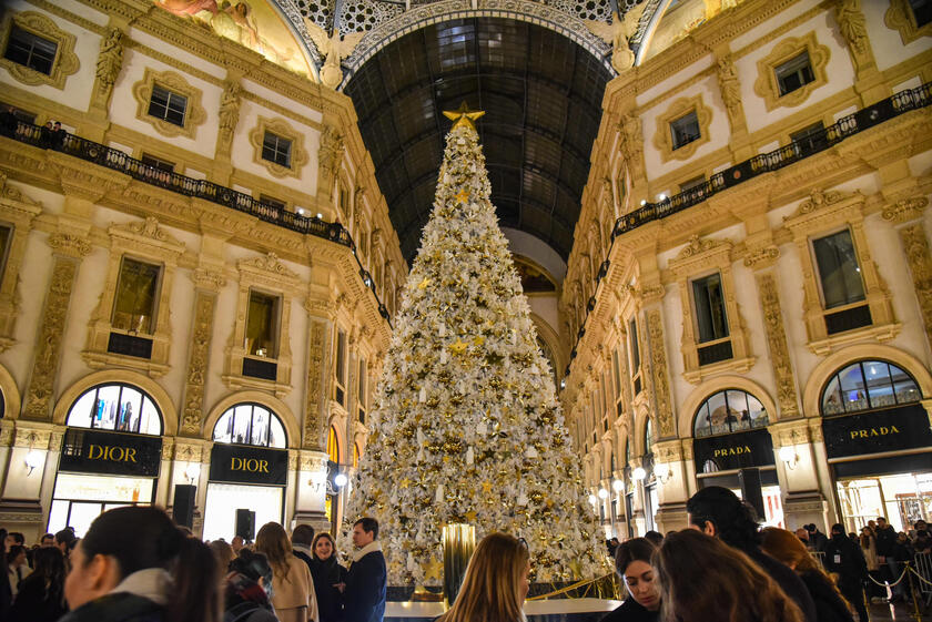 Árvore de Natal da Dior é acesa em galeria de Milão