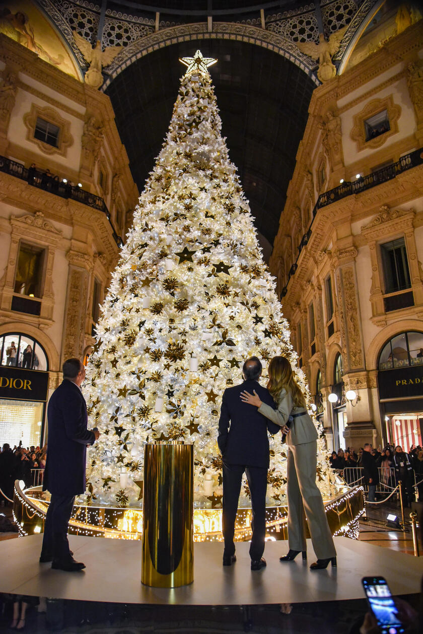 Árvore de Natal da Dior é acesa em galeria de Milão