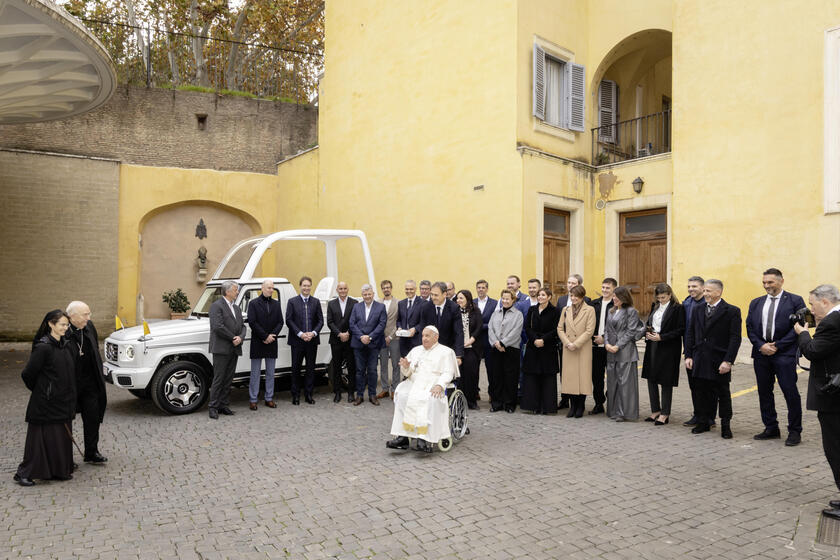 E’ Mercedes la prima 'papamobile' elettrica