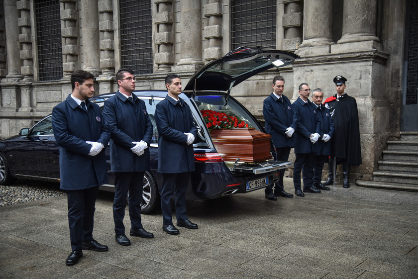 Garofani rossi sul feretro di Pillitteri alla camera ardente