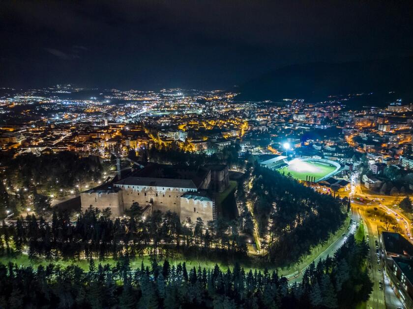 Una veduta aerea della città di notte. Crediti Foto comune dell 'Aquila - RIPRODUZIONE RISERVATA