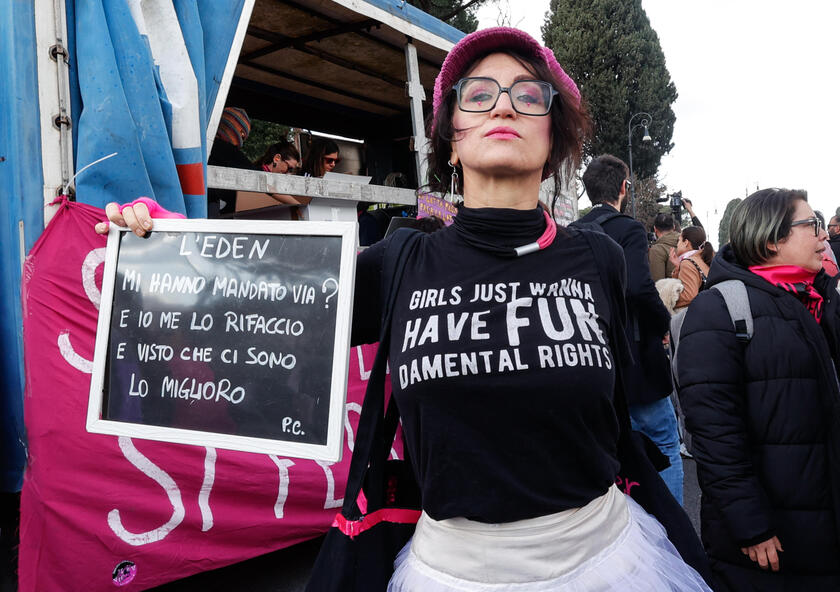 No 'Dia das Mulheres', multidão protesta contra violência em Roma