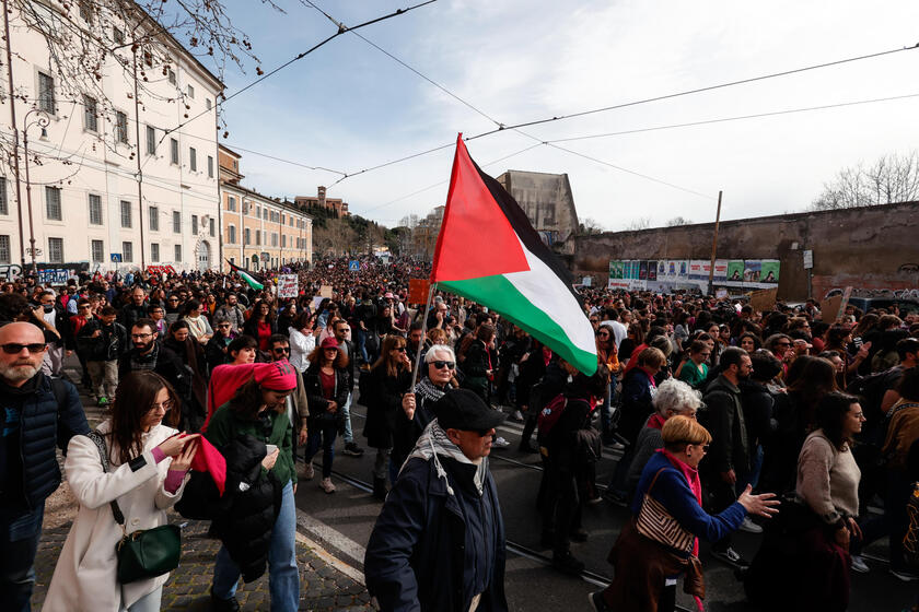 No 'Dia das Mulheres', multidão protesta contra violência em Roma