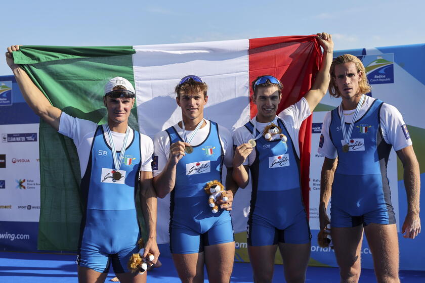 Los medallistas de bronce en remo Nicolo Carucci, Andrea Panizza, Luca Chiumento y Giacomo Gentili