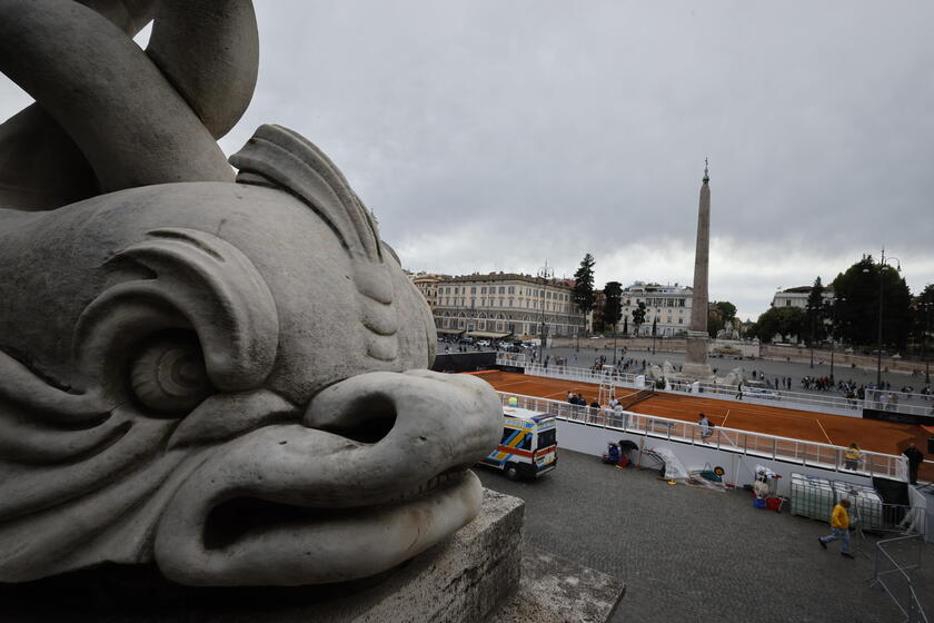 Quadra de saibro foi montada na Piazza del Popolo
