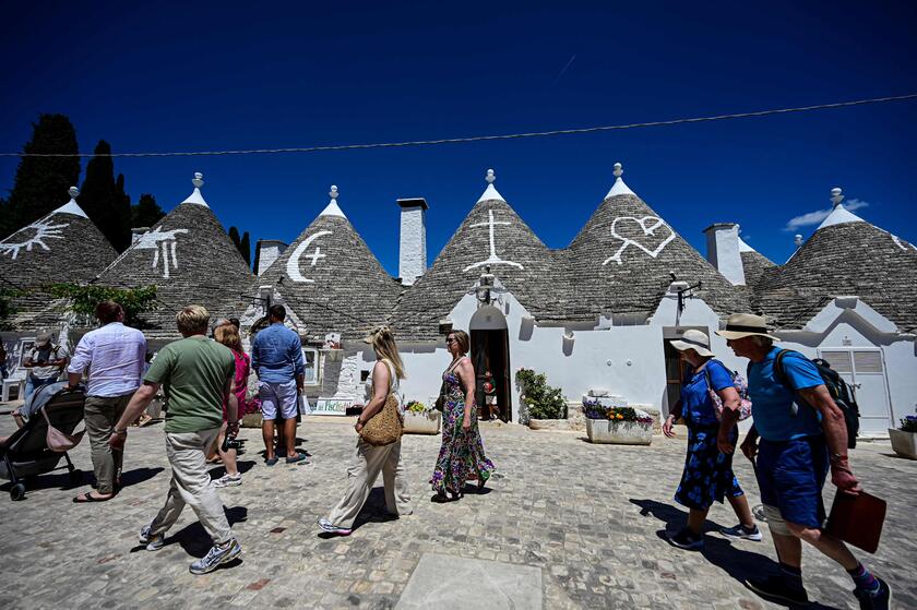 Icônicas casas brancas têm telhados em forma de cone