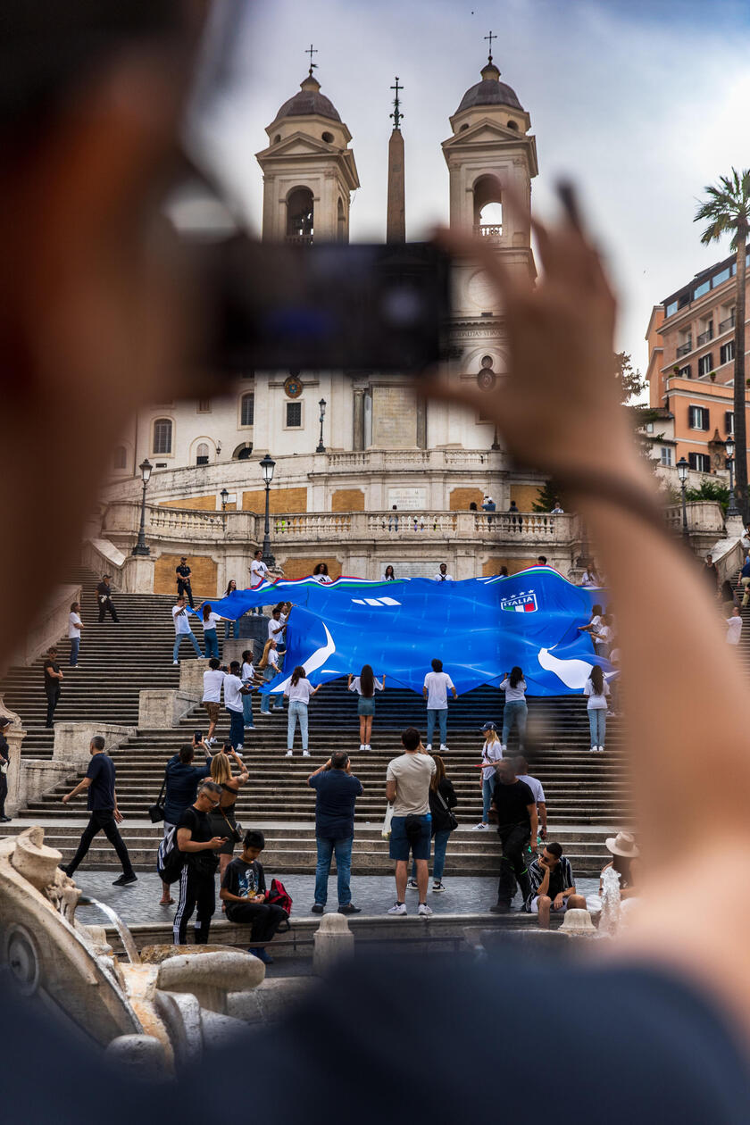 Camisa gigante da Itália é colocada na Piazza di Spagna, em Roma