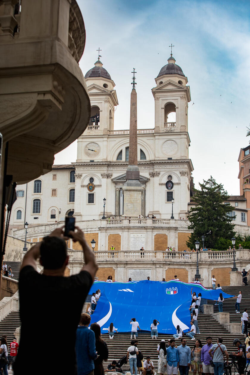 Camisa gigante da Itália é colocada na Piazza di Spagna, em Roma