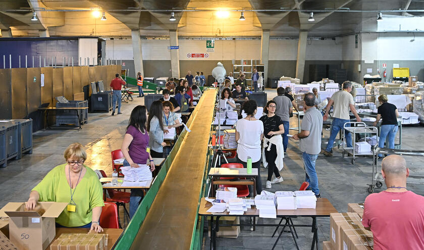 Cédulas chegam a Turim para eleições europeias ANSA/ALESSANDRO DI MARCO