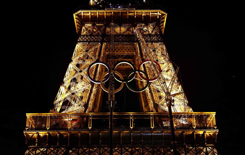 Olimpiadi, svelati gli anelli olimpici sulla Torre Eiffel