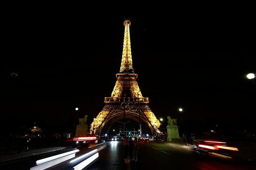 Olimpiadi, svelati gli anelli olimpici sulla Torre Eiffel