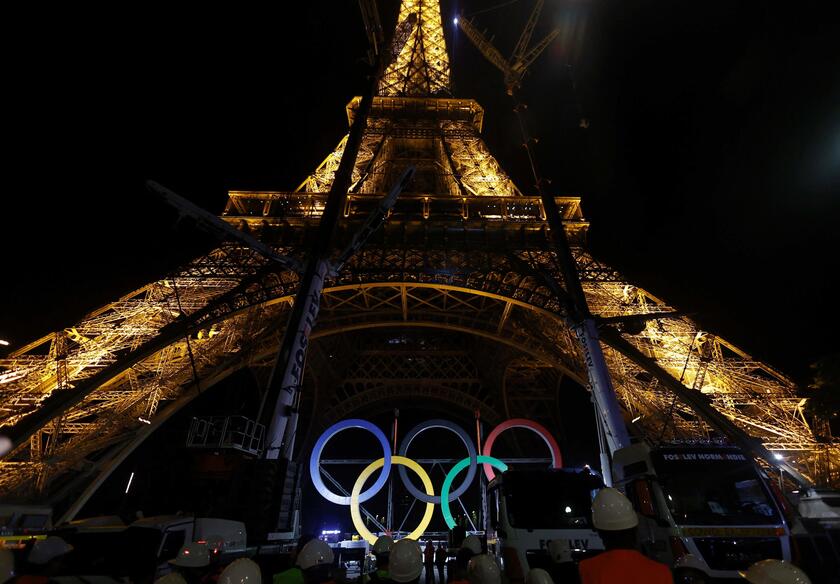 Olimpiadi, svelati gli anelli olimpici sulla Torre Eiffel