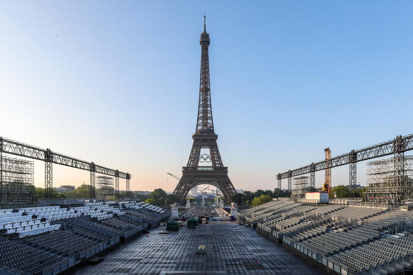 Olimpiadi, svelati gli anelli olimpici sulla Torre Eiffel