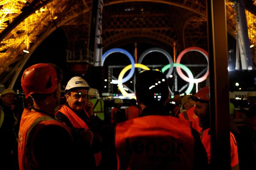 Olimpiadi, svelati gli anelli olimpici sulla Torre Eiffel