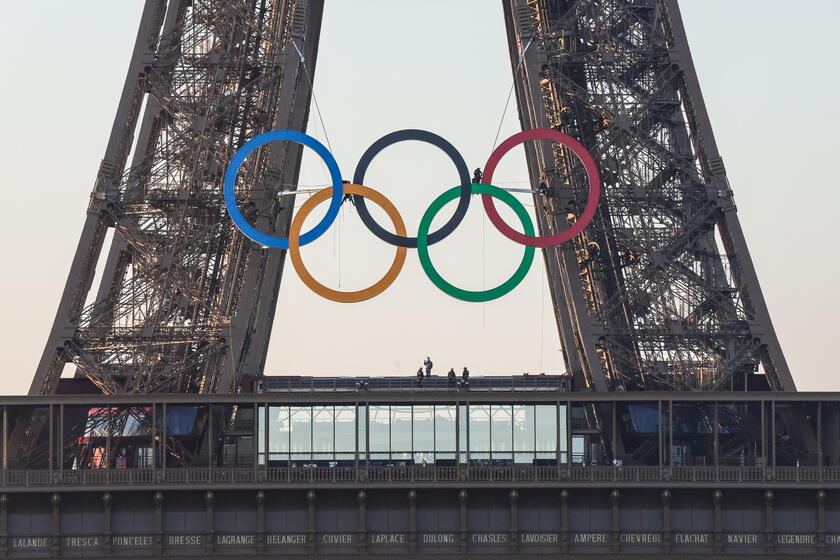 Olimpiadi, svelati gli anelli olimpici sulla Torre Eiffel