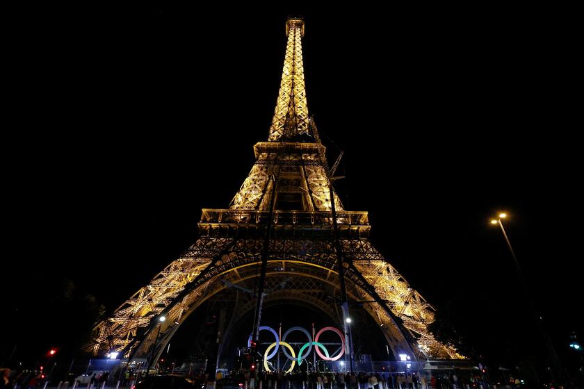 Olimpiadi, svelati gli anelli olimpici sulla Torre Eiffel