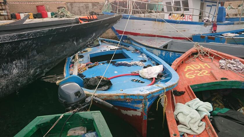 Barcazas  de migrantes utilizadas en el proyecto la Orquesta del Mar (ANSA)