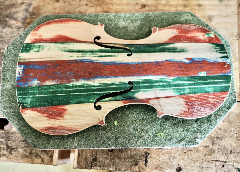 Tabla de violín construida por Vincenzo, uno de los internos que participan del proyecto Orquesta del Mar (ANSA)