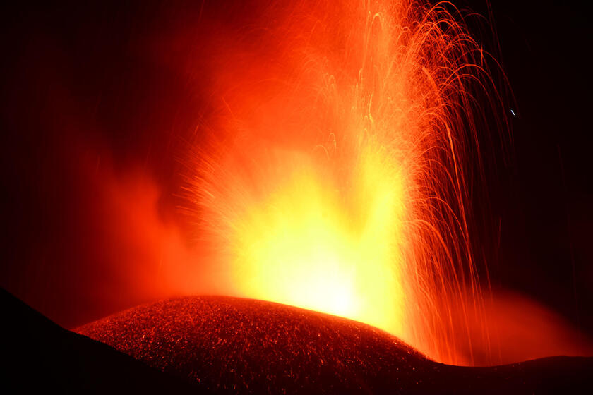 El volcán Etna continúa con su feroz actividad