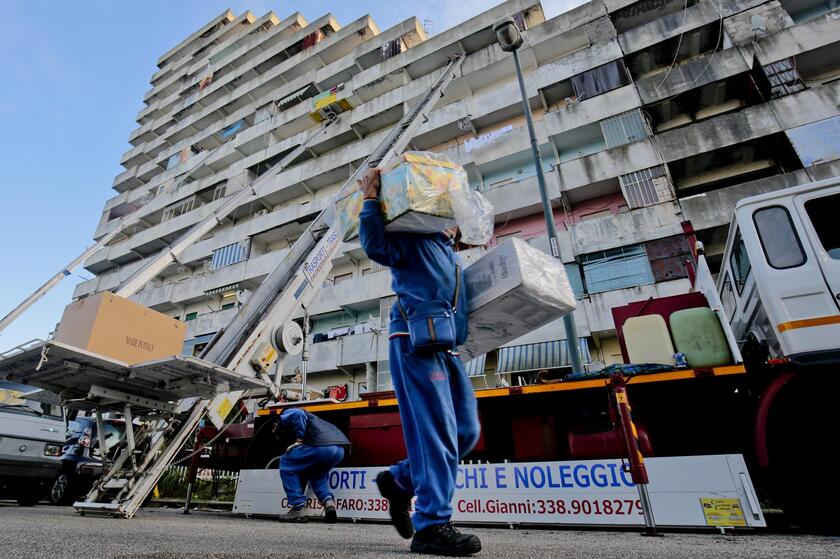 Un momento delle operazioni di sgombro e trasloco degli appartamenti delle vele di Scampia, nel 2016