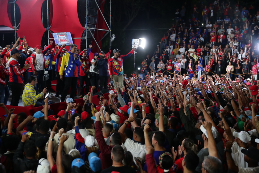 Partidarios del presidente Nicolás Maduro celebran el resultado dado a conocer por el CNE