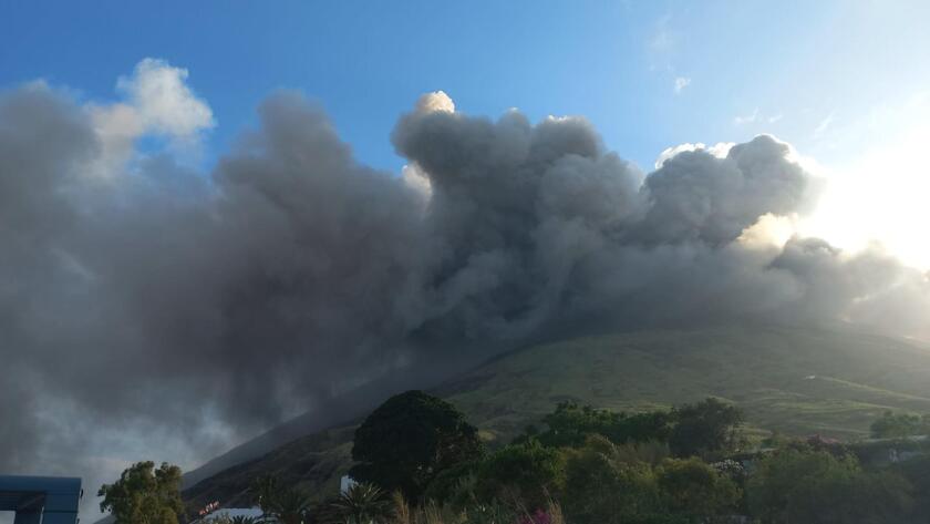 Nube de ceniza por volcán Stromboli