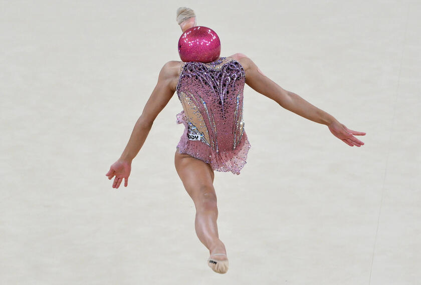 Sofia Raffaeli, bronze na ginástica rítmica, se apresenta com bola na final do individual geral