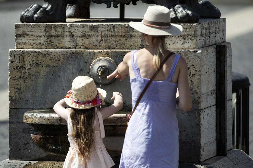 A pesar del calor, los turistas pasean en Roma