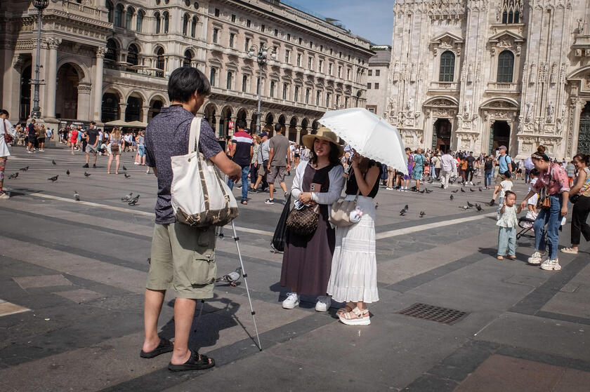 A pesar del calor, los turistas pasean en Roma