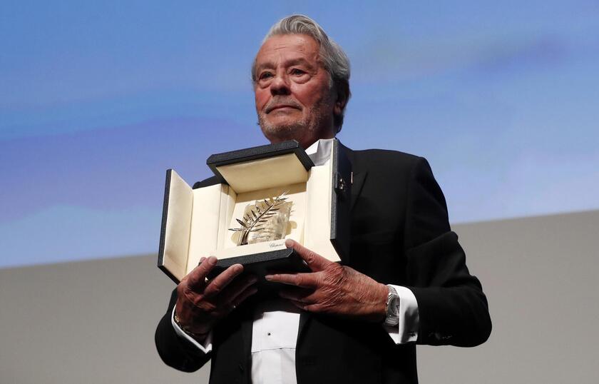 Alain Delon, cuando recibió la Palma de Oro a la carrera en Cannes