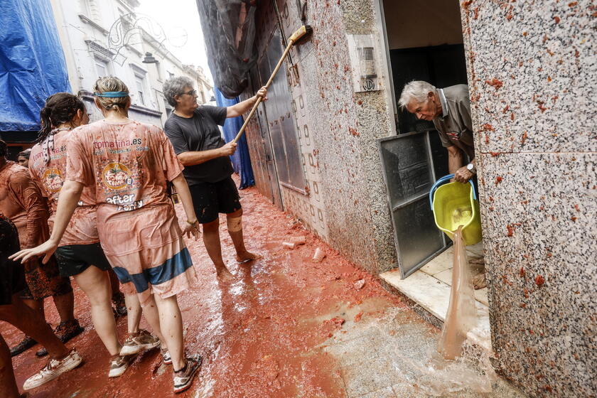 Tradicional festa 'Tomatina' ocorre em Buñol