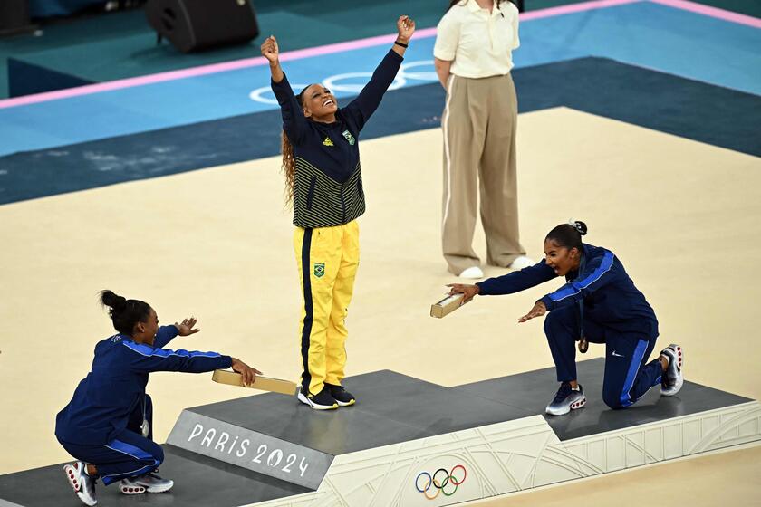 Simone Biles e Jordan Chiles reverenciam Rebeca Andrade Fotos Ansa.it