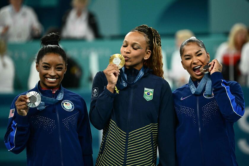 Simone Biles e Jordan Chiles reverenciam Rebeca Andrade Fotos Ansa.it